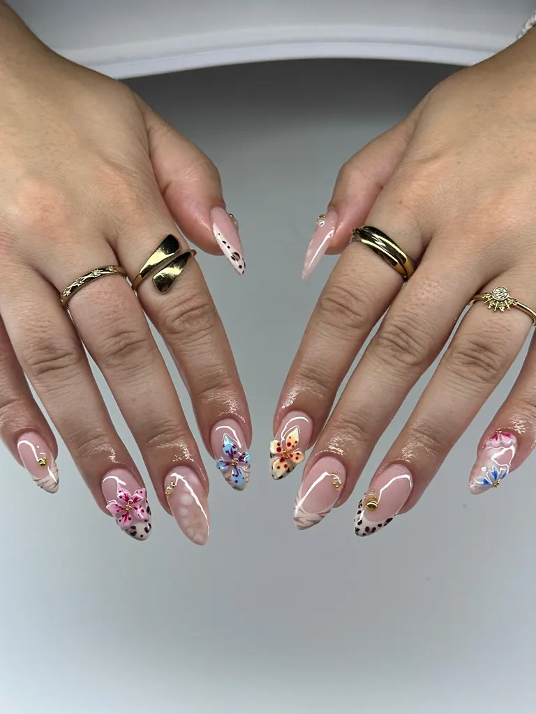 Stiletto Set mit handgemalten Blüten und Goldringen · Moonlit Nails Hildesheim