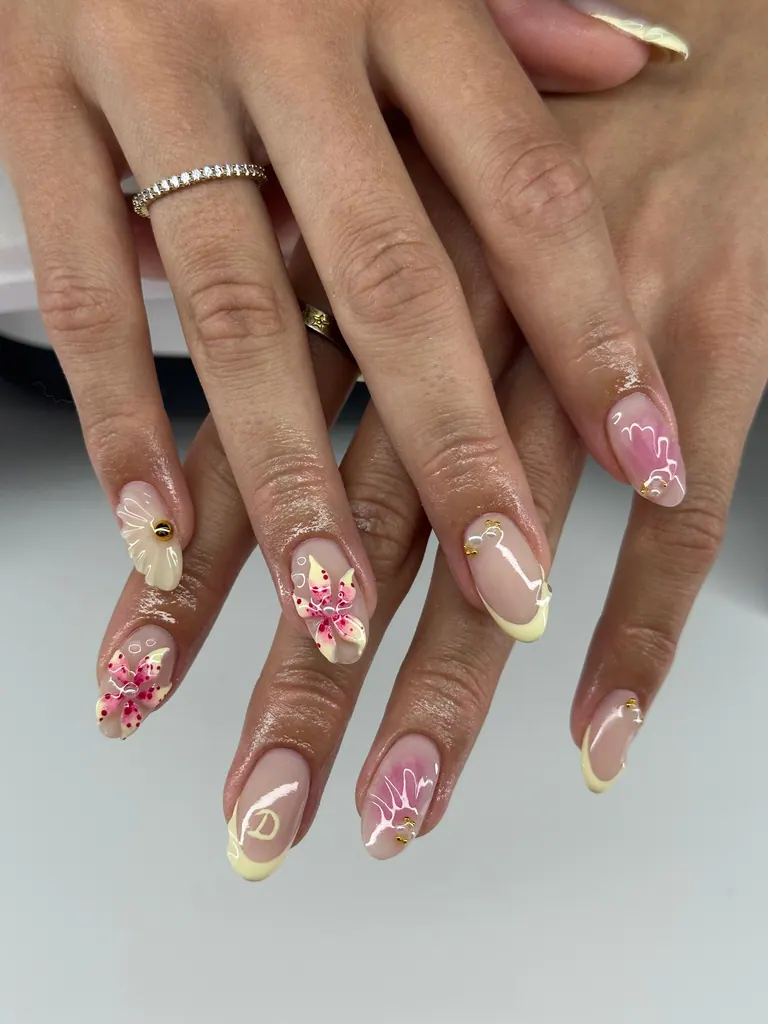 Handgemalte florale Details · Moonlit Nails Hildesheim