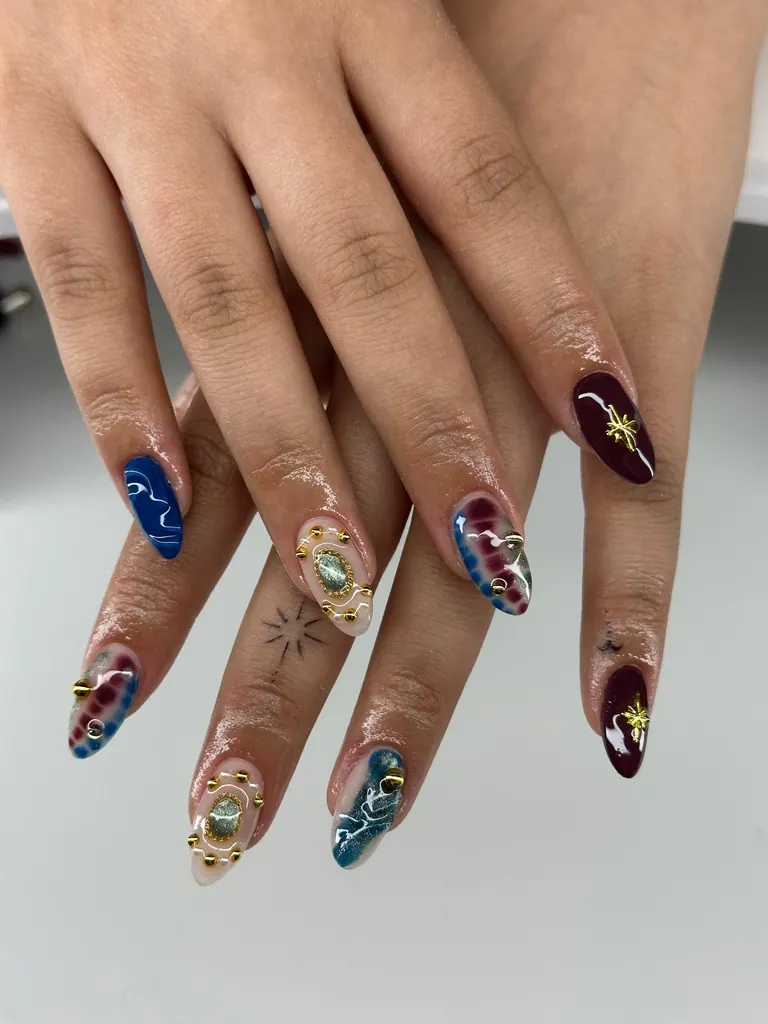 Set mit Marmor, Steinchen und Golddetails · Moonlit Nails Hildesheim