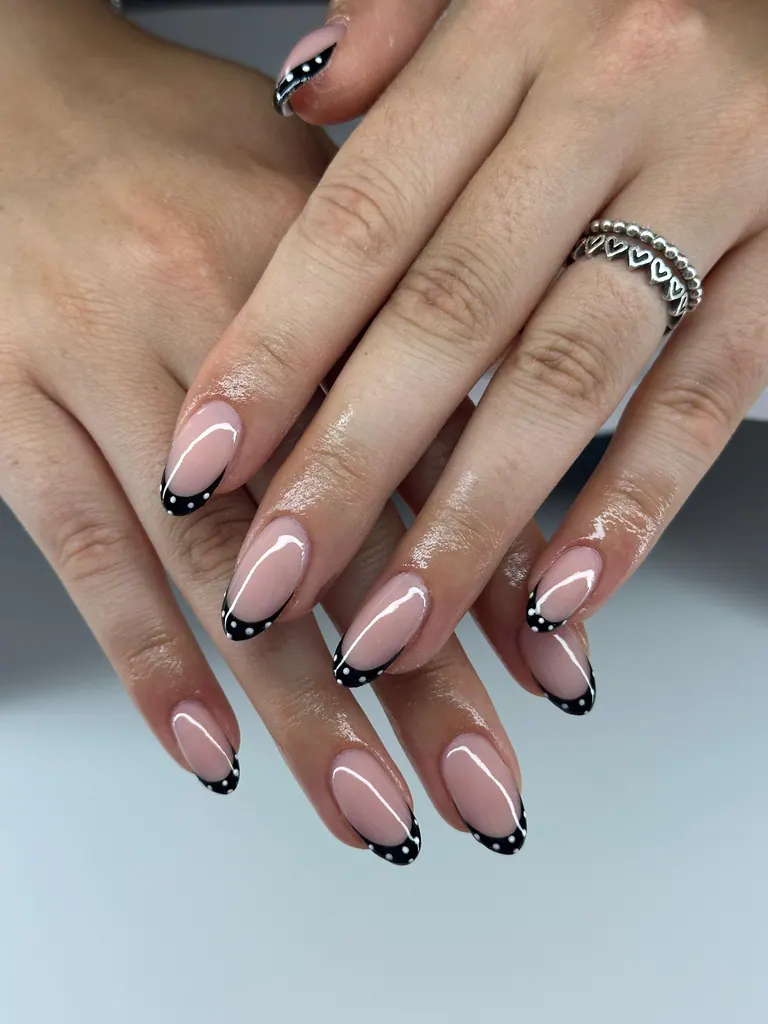 Maniküre mit Goldakzenten · Moonlit Nails Hildesheim